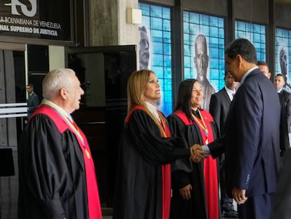 Nicolás Maduro saluda a la presidenta del Tribunal Supremo de Justicia de Venezuela.