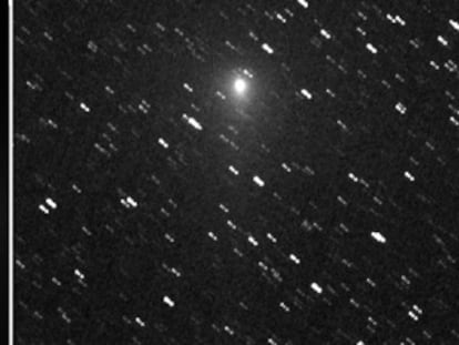 El núcleo del cometa 103P/Hartley 2, de unos dos kilómetros longitud, captado por la sonda <i>Deep Impact</i> desde 700 kilómetros de distancia el pasado 4 de noviembre. A la derecha, el cometa visto el 6 de noviembre desde 24,2 millones de kilómetros, la distancia que lo separaba de la Tierra.