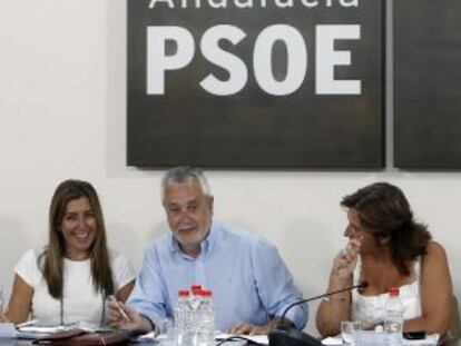 Susana Díaz, José Antonio Griñán y Rosa Torres, en la sede del PSOE.