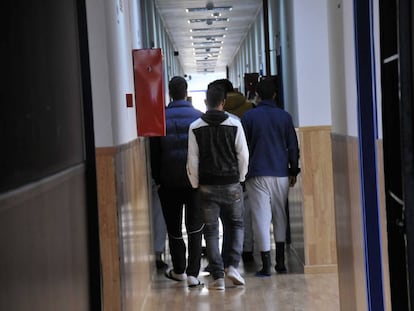 Un grupo de menores en el centro de realojo temporal de La Esperanza, en Ceuta. 