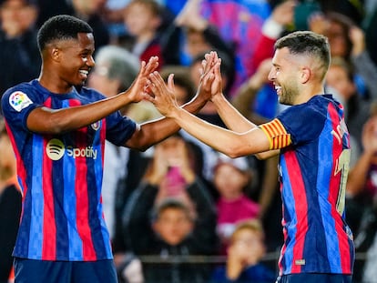 Jordi Alba celebra el gol del Barcelona junto a Ansu Fati.