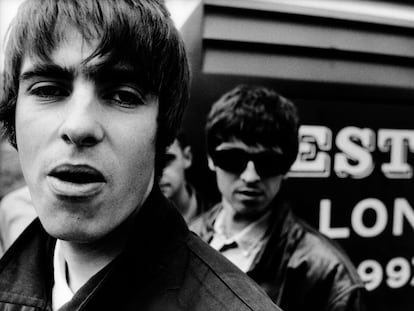 Noel (en segundo plano) y Liam Gallagher, en 1997.