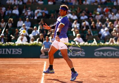 Rafa Nadal juega la pelota durante el partido de semifinales.