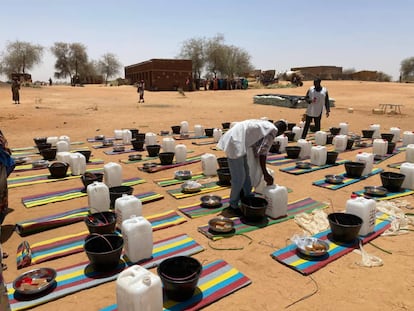 Dos miembros de una unidad de respuesta de emergencia distribuían productos básicos, como jabón, agua, baldes y esterillas, en El Fasher (Darfur Norte, Sudán)