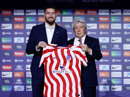 Enrique Cerezo, presidente del Atlético de Madrid (derecha), presenta a Matthew James Doherty, el nuevo jugador del equipo, el pasado 1 de febrero.