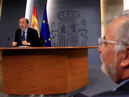 Alfredo Pérez Rubalcaba comparece en rueda de prensa, ante la mirada de Pere Navarro, en febrero de 2011.