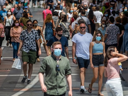 Algunas paseando por el centro de Madrid con mascarilla en junio de 2021.