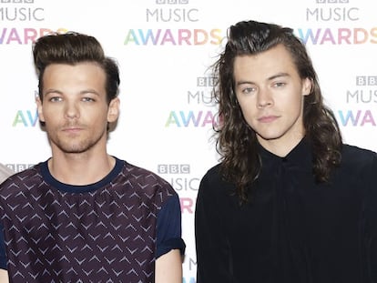 Louis Tomlinson y Harry Styles en una imagen de grupo tomada en Birmingham en 2015.