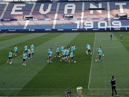 Los jugadores del Levante UD, durante un entrenamiento en el estadio Ciutat de Valencia en febrero de 2021.