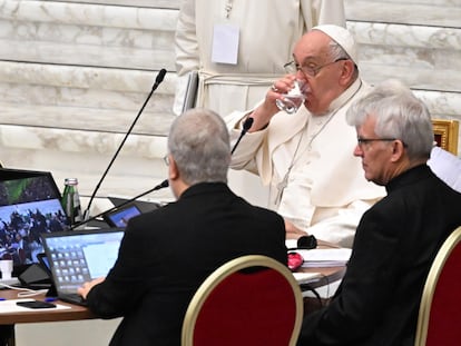 El papa Francisco bebe agua durante una reunión del sínodo de obispos que se celebra en el Vaticano, este martes.