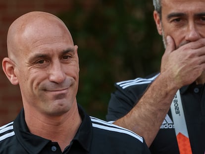 El presidente de la Federación Española de Fútbol, Luis Rubiales, junto al entrenador de la selección española, Jorge Vilda, este martes en Madrid.