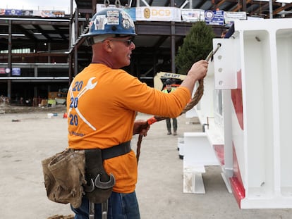 Un trabajador en las obras de la Terminal 6 del Aeropuerto Internacional John F. Kennedy, en Queens, Nueva York.