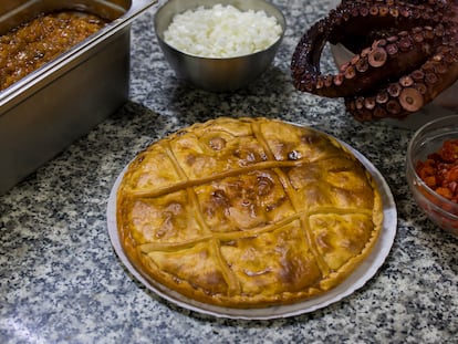 Empanada de pulpo con queso de tetilla, una de las especialidades más demandadas del obrador Veiganova, en Sanxenxo.