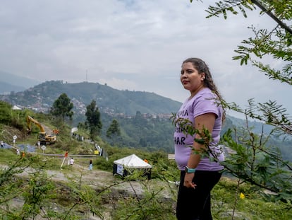 Alejandra Balvin, de 33 años, perdió a su padre, Hernando Balvin y su hermano Adonis Balvin y se cree que sus cuerpos están enterrados en La Escombrera, en San Javier, Medellín, el 10 de noviembre de 2022.