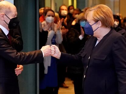 Olaf Scholz se despide de la excanciller alemana Angela Merkel tras el traspaso de poderes.