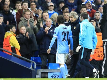 David Silva (21), se retira lesionado ante el Real Madrid.