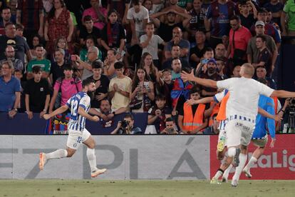 Asier Villalibre celebra su gol ante el Levante este sábado en el estadio Ciutat de Valencia.