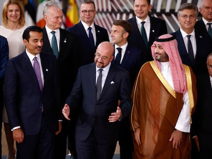 Foto de familia de la primera cumbre de líderes de la UE y del Consejo de Cooperación del Golfo (CCG) con la presencia del príncipe heredero saudí Mohamed bin Salmán