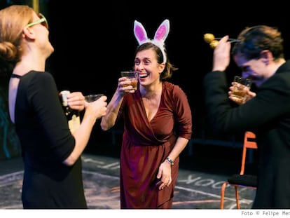 De izquierda a derecha, Cristina Genebat, Clara Segura y Marta Marco en una escena de 'Les noies de Mossbank Road'.