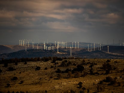 Aerogeneradores de un parque eólico en Castellón, vistos desde el Maestrazgo, Teruel, la comarca donde se van a levantar 125 molinos de 200 metros de altura.