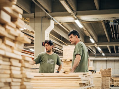 Dos trabajadores en la fábrica de muebles de madera de pino de la empresa Lufe.