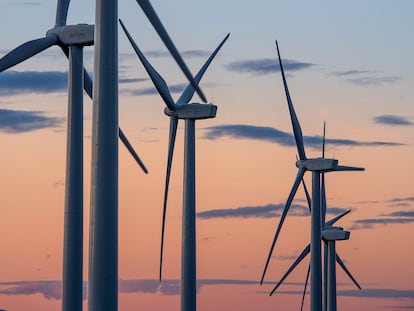 Los aerogeneradores giran en un parque eólico de Acciona cerca de Igualada, España.