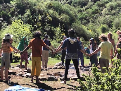 Algunos integrantes de la Familia Arcoíris reunidos en el valle del Portilla (La Rioja).