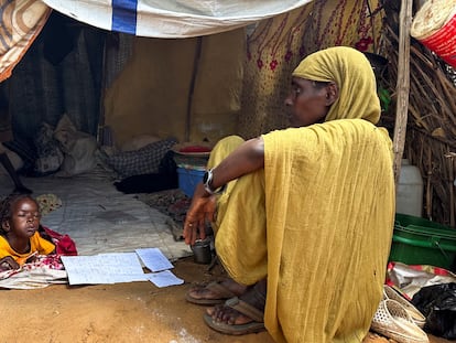 Una desplazada sudanesa dentro de un refugio en el campamento de Zamzam, en Darfur del Norte, Sudán, el 1 de agosto de 2024.