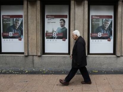 Un anciano pasea por una calle de Madrid.