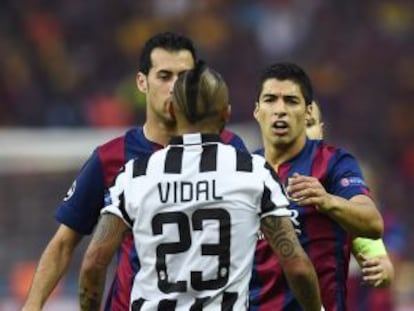 Vidal discuteix amb Busquets i Suárez.