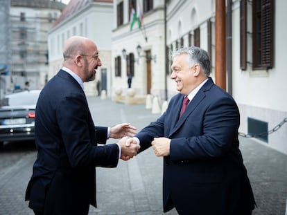 El presidente del Consejo Europeo, Charles Michel, saluda al primer ministro húngaro, Viktor Orbán, en Budapest.