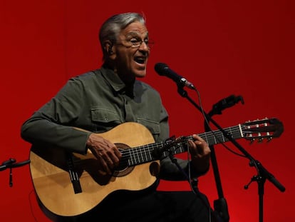 El cantautor Caetano Veloso, durante el concierto de Las Noches del Botánico.