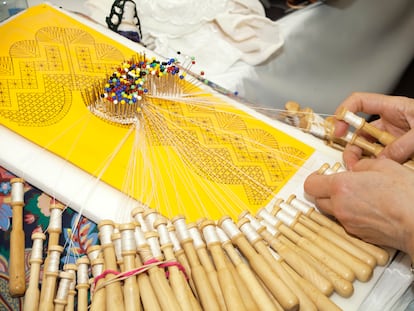 Fabricación tradicional de encaje de bolillos típico de Camariñas (A Coruña).