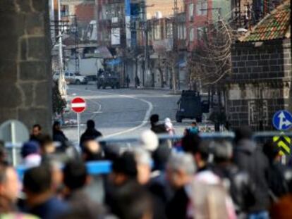 Ciudadanos de Diyarbakir, ante una de las barreras de seguridad en el distrito de Sur.  