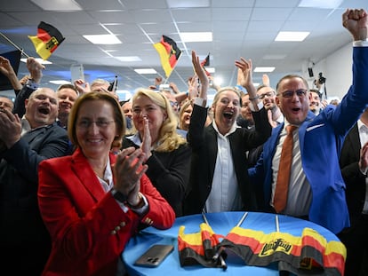 Líderes de AfD celebran los sondeos, este domingo en Berlín.