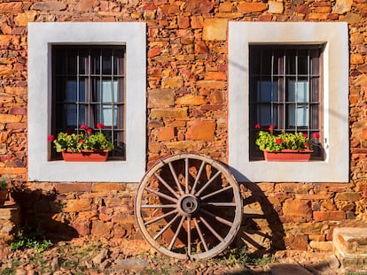 Detalle de una de las calles de Castrillo de los Polvazares, en la comarca de la Maragatería (León).