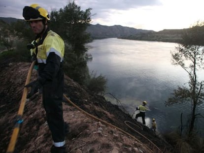 Bomberos sacan agua del pantano.