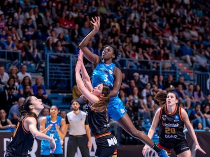 Sika Koné trata de encestar durante el partido entre Perfumerías Avenida y Lointek Gernika de Copa de la Reina.