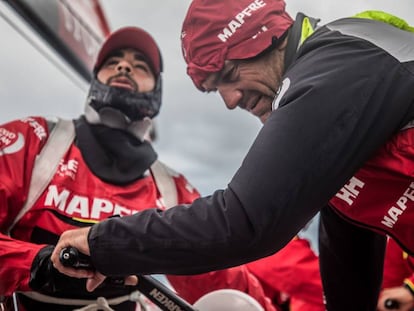 Xabi Fern&aacute;ndez y Willy Altadill durante una maniobra del Mapfre en el oc&aacute;no Sur.