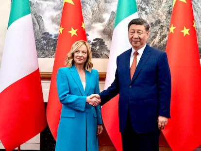 La primera ministra italiana, Giorgia Meloni, saluda al presidente chino, Xi Jinping, durante su reunión en Pekín, este lunes.