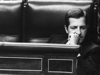 El expresidente del Gobierno, Adolfo Suárez, con gesto pensativo solo en el banco azul en el Congreso de los Diputados.