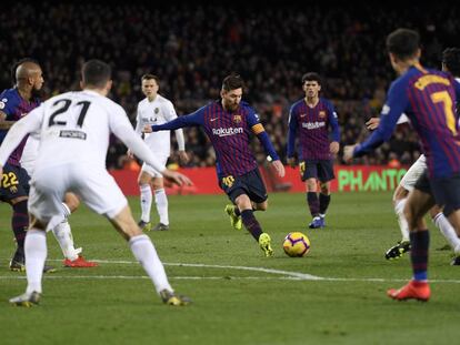 Leo Messi aconsegueix el gol de l'empat pel Barcelona.