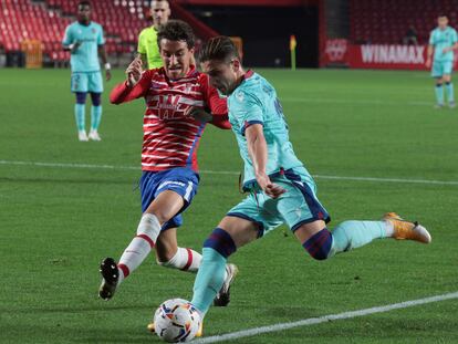 Bardhi, se dispone a centrar ante Luis Milla durante el encuentro entre en el estadio Nuevo Los Cármenes este domingo.