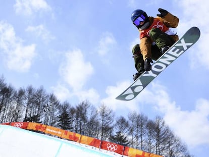 Castellet ejecuta un salto durante la la clasificación de halfpipe.