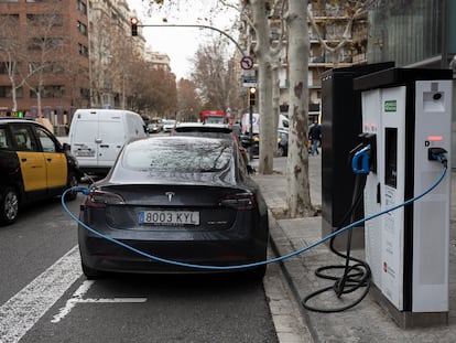 Un punto de carga para vehículos eléctricos de Barcelona Endolla en la calle Europa.