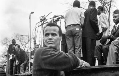 El cantante Harry Belafonte durante la marcha de Selma en Montgomery en 1965.