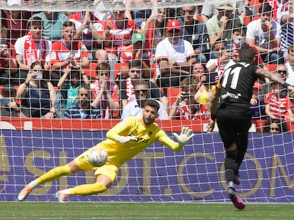 Morales transforma ante Maximiano el penalti que supuso el 0-2 del Levante contra el Granada.