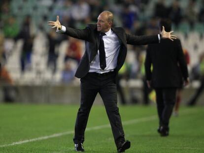 Pepe Mel dirige un partido con el Betis.