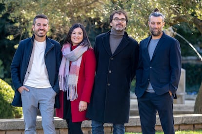 En la imagen, los periodistas Jesus García y Anna Teixidor, el director Elias León y el periodista Nacho Carretero; premio al mejor documental de televisión por '800 metros'