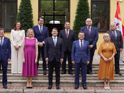 El presidente de Castilla y León, Alfonso Fernández Mañueco (c), posa con los consejeros que forman el nuevo Ejecutivo de la Comunidad tras la ruptura del pacto de gobierno por parte de Vox.